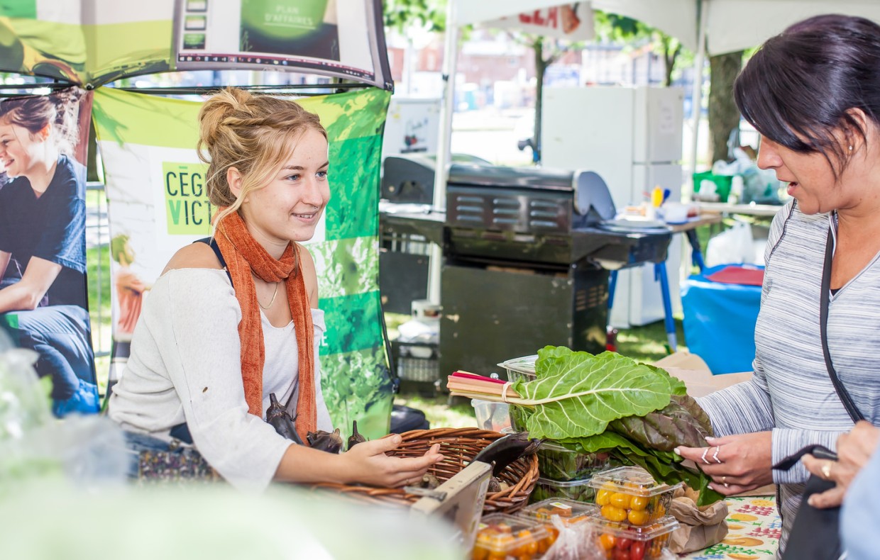 Vente de légumes dans un marché local