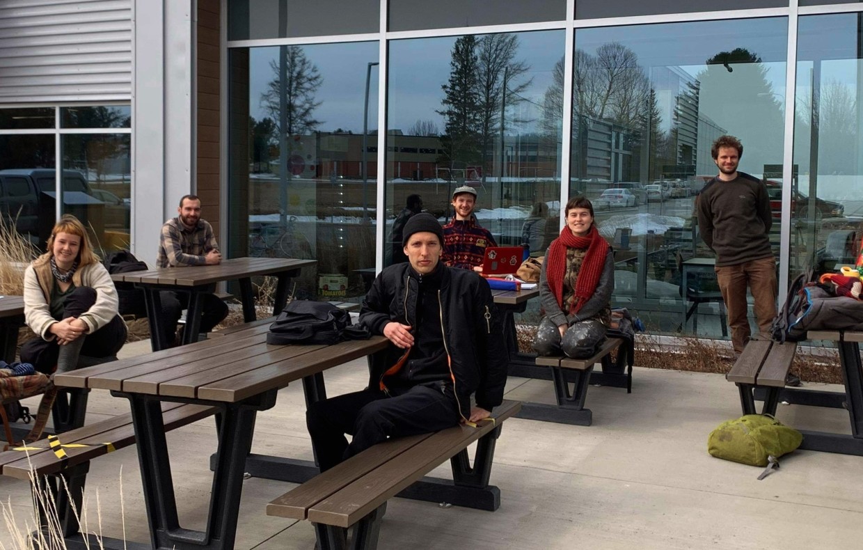 Le comité organisateur du SMAE réuni autour d'une table à l'extérieur