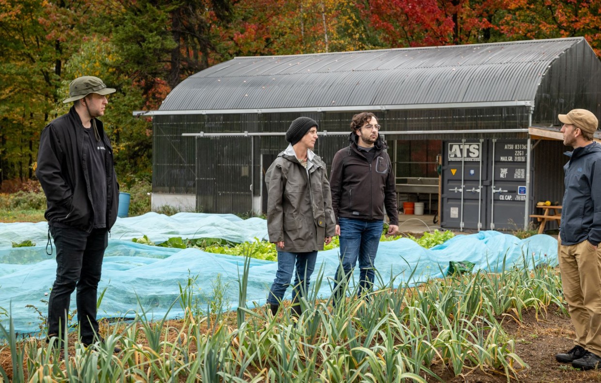 Quatre personnes qui discutent sur le site d'un incubateur agricole