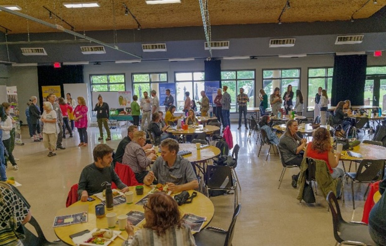 Personnes assises à des tables à discuter