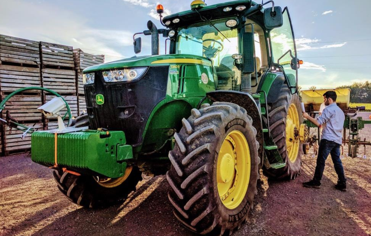 Couverture du rapport « CONTRIBUTION DE L’INNOVATION SOCIALE À LA ROBOTISATION D’UN VÉHICULE AGRICOLE »