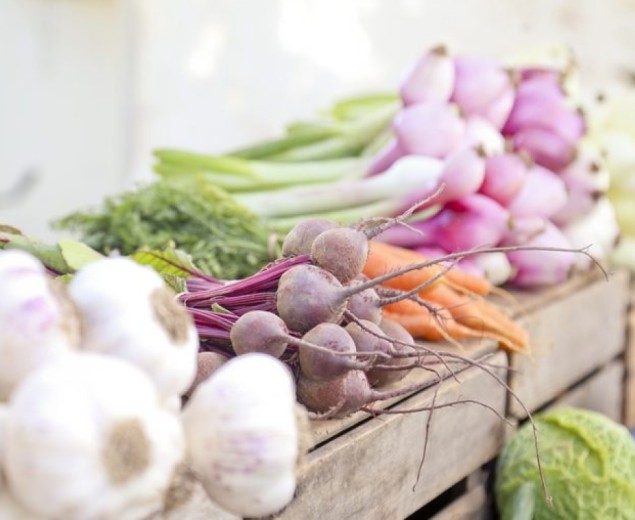 Légumes disposés sur des boîtes de bois (radis, choux, carottes, etc.)