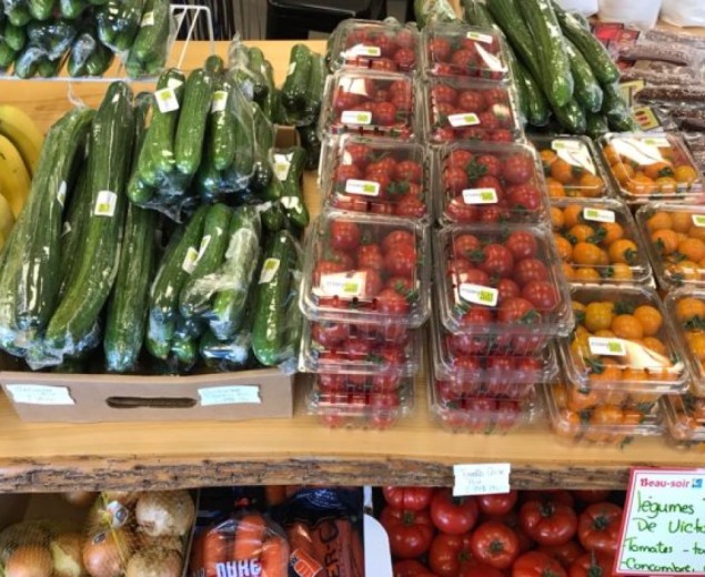 Fruits et légumes de la ferme-école du Cégep de Victoriaville emballés et disposés sur des tables pour la vente