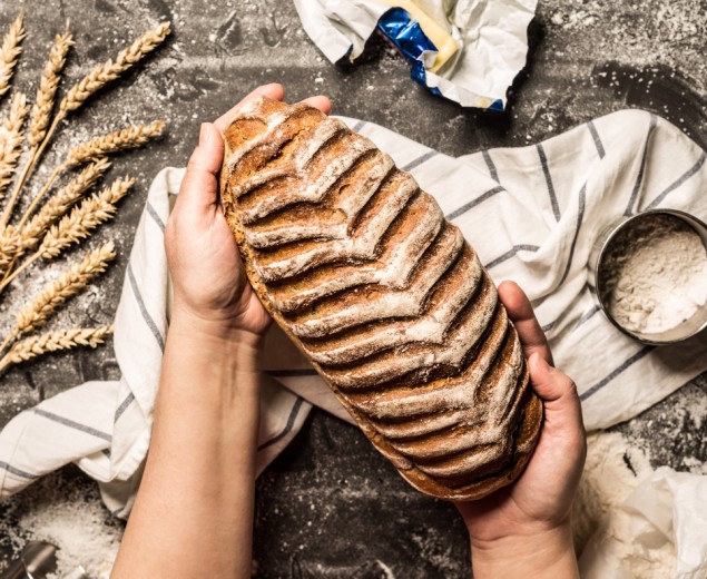 Table avec un pain et des accessoires de blé