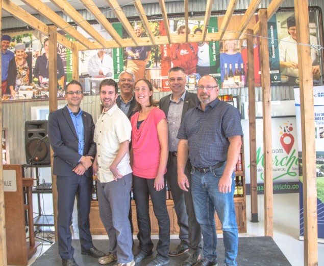 Photo prise lors de la conférence de presse annonçant l'ouverture de Mon Marché dans ses nouveaux locaux au Cégep de Victoriaville. Sur la photo : Denis Deschamps, directeur général du Cégep de Victoriaville; Charles Marceau-Cotton, directeur de Mon Marché; Normand Houle, directeur régional au ministère de l'Agriculture, de l'Alimentation et des Pêcheries du Québec (MAPAQ); Angèle Martin-Rivard, présidente de Mon Marché; André Bellavance, maire de Victoriaville; Maxime Bernier, propriétaire de la Bergerie Étoile d'Or