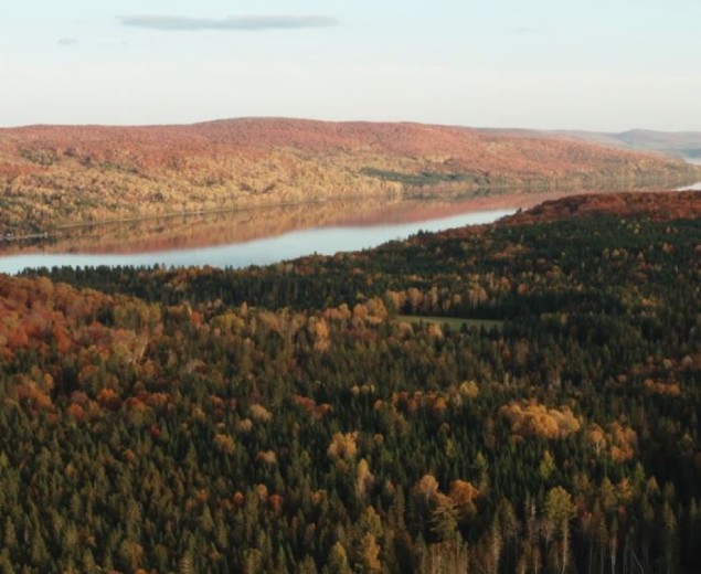 paysage montagneux en automne avec une rivière au centre
